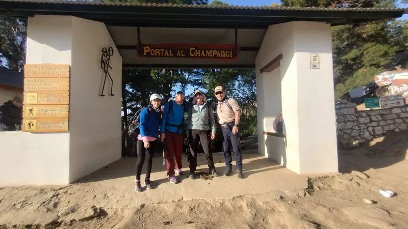 Grupo de excursionistas en el Portal al Champaquí, en Villa Alpina